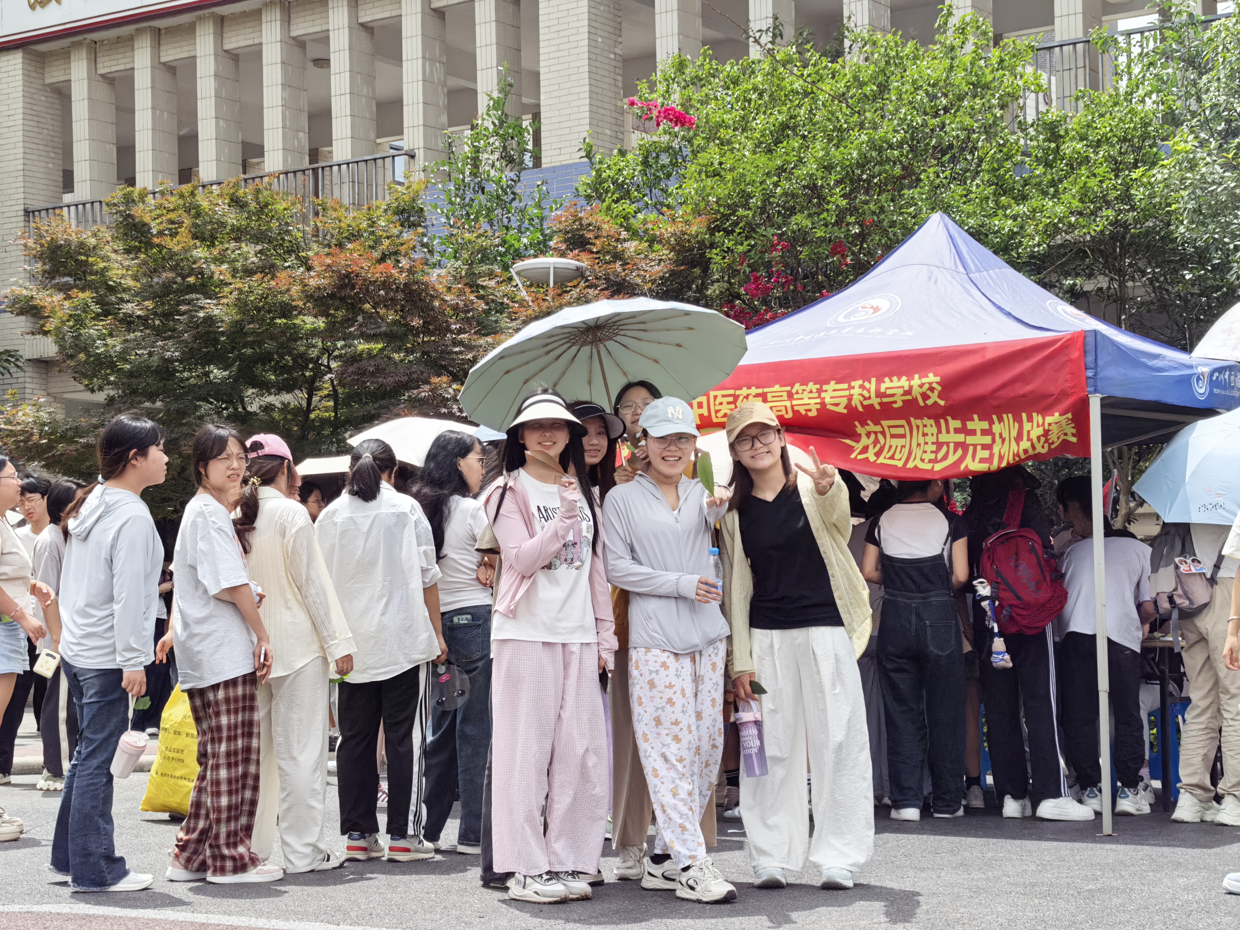 我校成功举办"绿色出行，健康你我"校园健步走挑战赛
