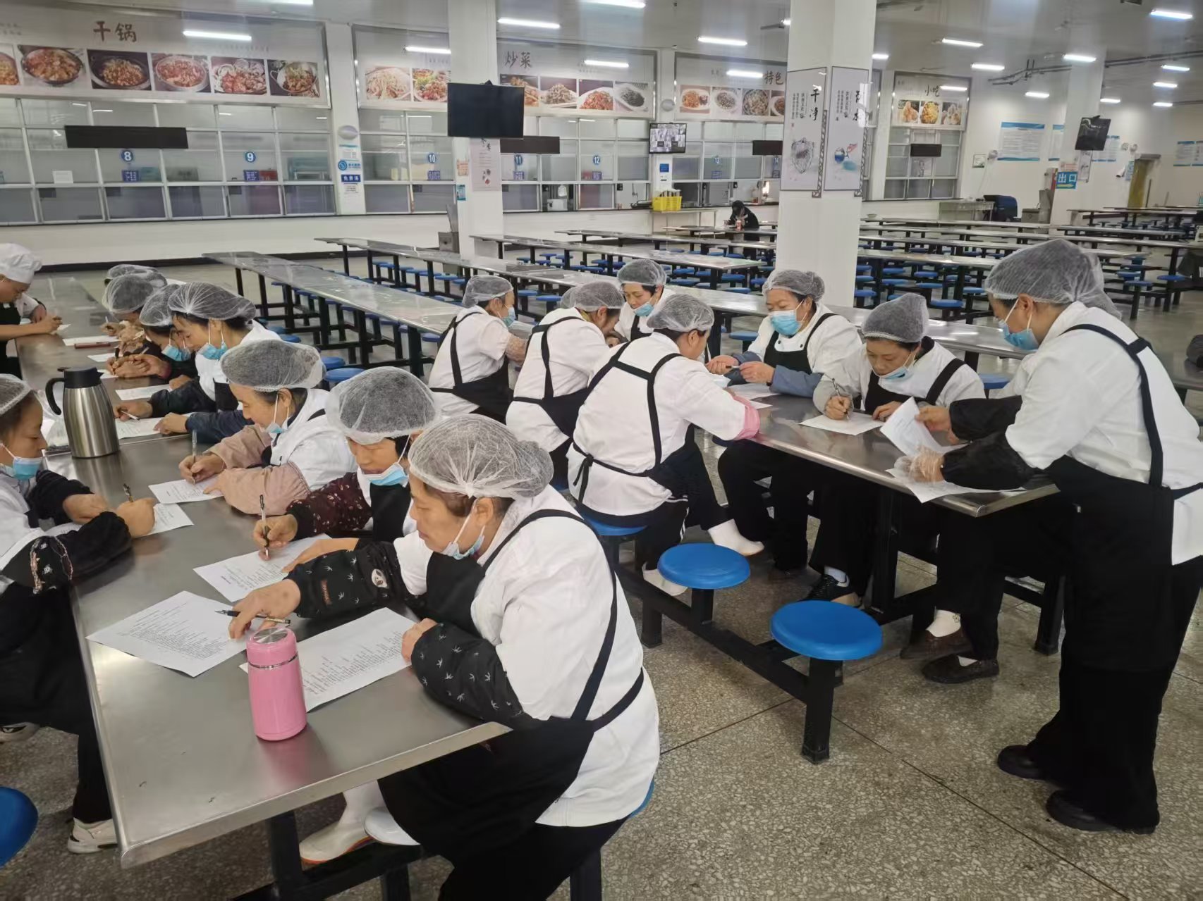 食堂全员参加“实战化”安全笔试筑牢校园安全防线